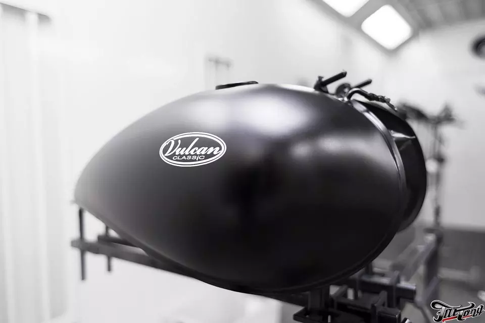 Окрас мотоцикла Kawasaki Warrior в черный мат.